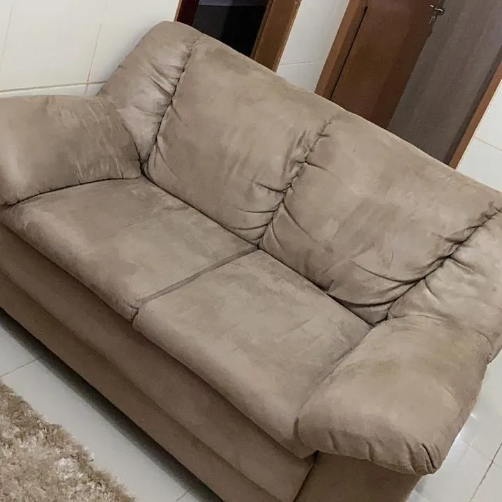 Sofá de 2 lugares depois da limpeza
